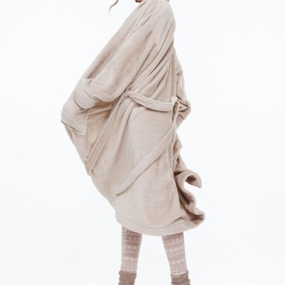 (NWT) H&M - taupe fleece bath robe - Picture 4 of 7